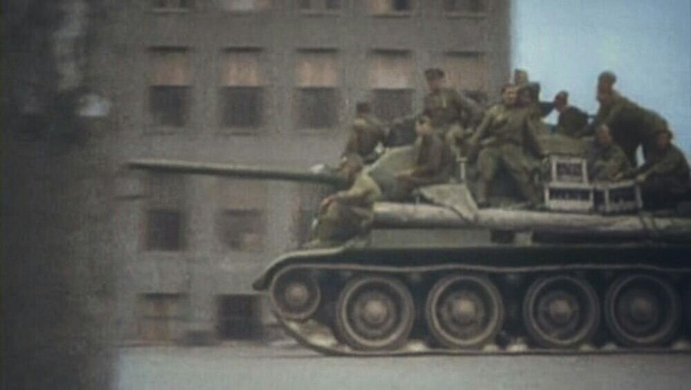 Советский танк Т-34-85 2-го гвардейского танкового корпуса входит в Минск, после его освобождения (кадр кинохроники). 1944. Источник: tankfront.ru. Фотография использована в качестве иллюстрации.