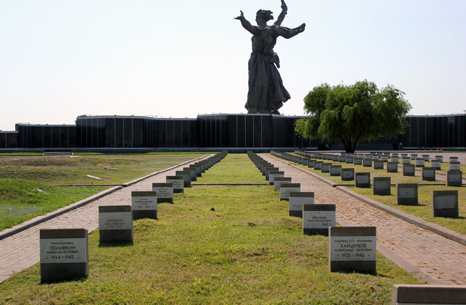 Памятно военном. Мемориальное кладбище на Мамаевом Кургане. Воинское мемориальное кладбище Волгоград. Мемориальное военное кладбище Мамаев Курган. Мамаев Курган кладбище воинское.