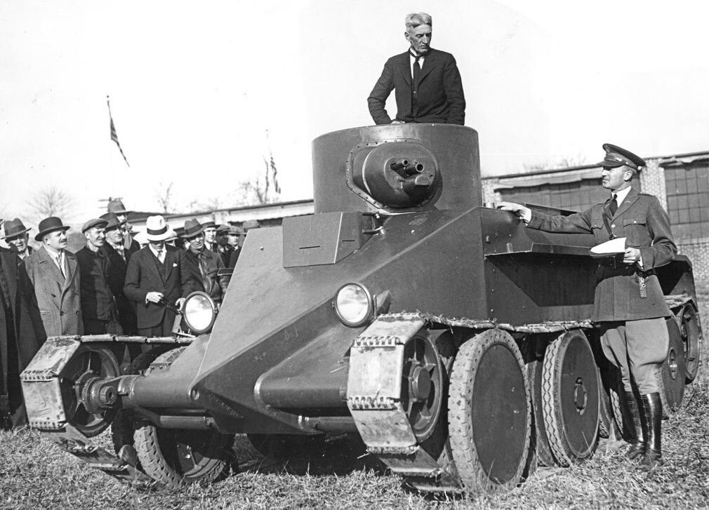 Смотр танка М.1931 американскими военными. В башне – Джон Уолтер Кристи (фото из открытых источников).