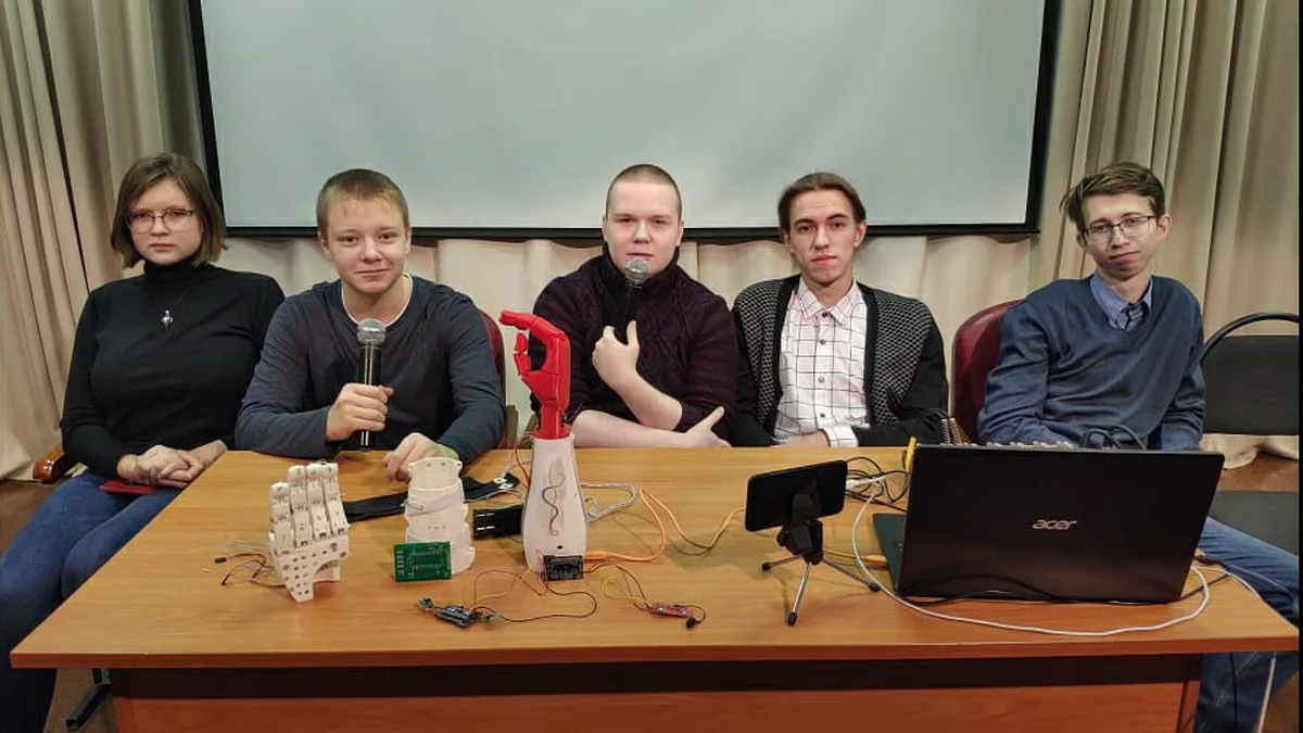 Биотонический протез руки,созданный школьниками-участниками киберфестиваля Rukami