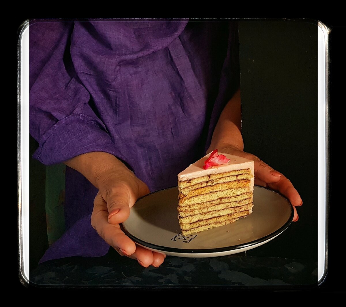 Мне нравятся торты высокие, поэтому я всегда выпекаю в небольших по диаметру, но в высоких формах