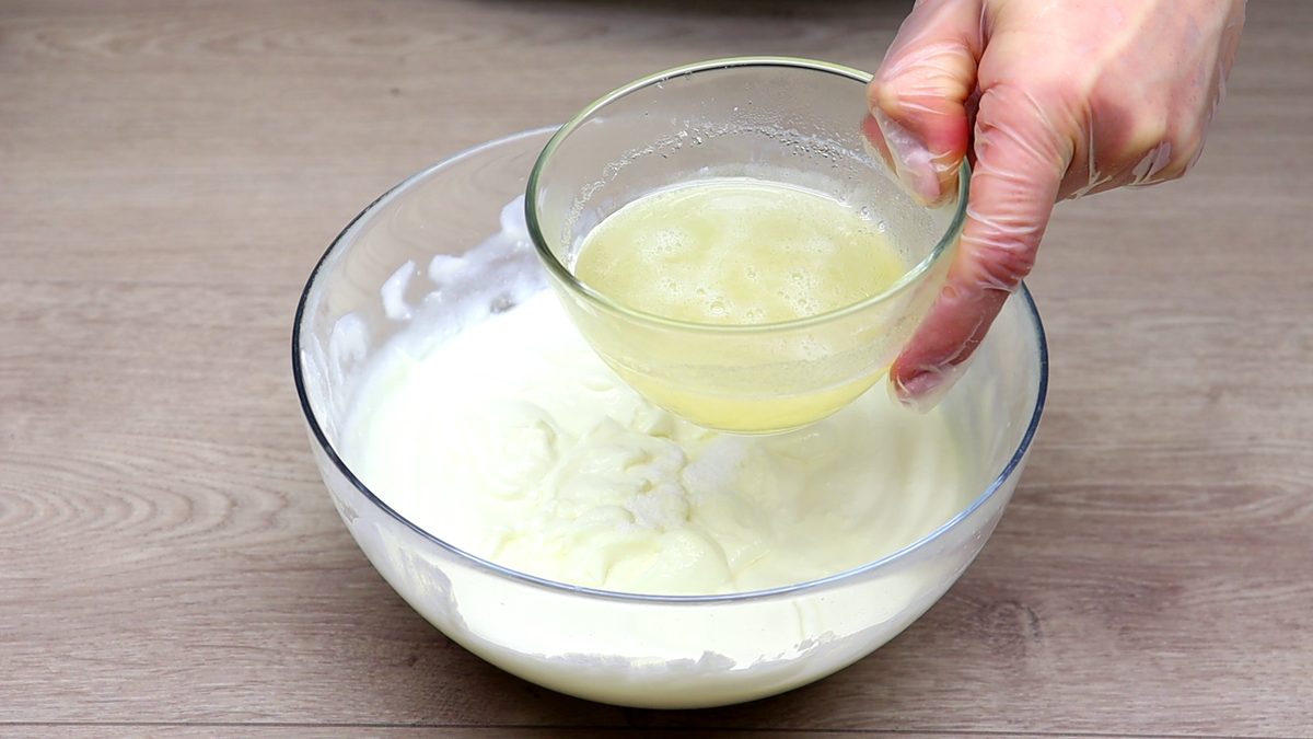 Вкусный и необычный десерт. Всё смешала и в холодильник.