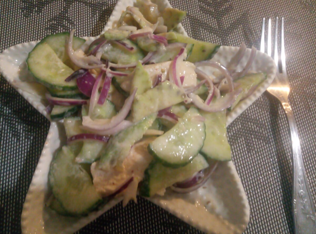 КуринаяКуриная грудка отварная, огурец, авокадо и красный лук. За правила натуральным домашним йогуртом. 