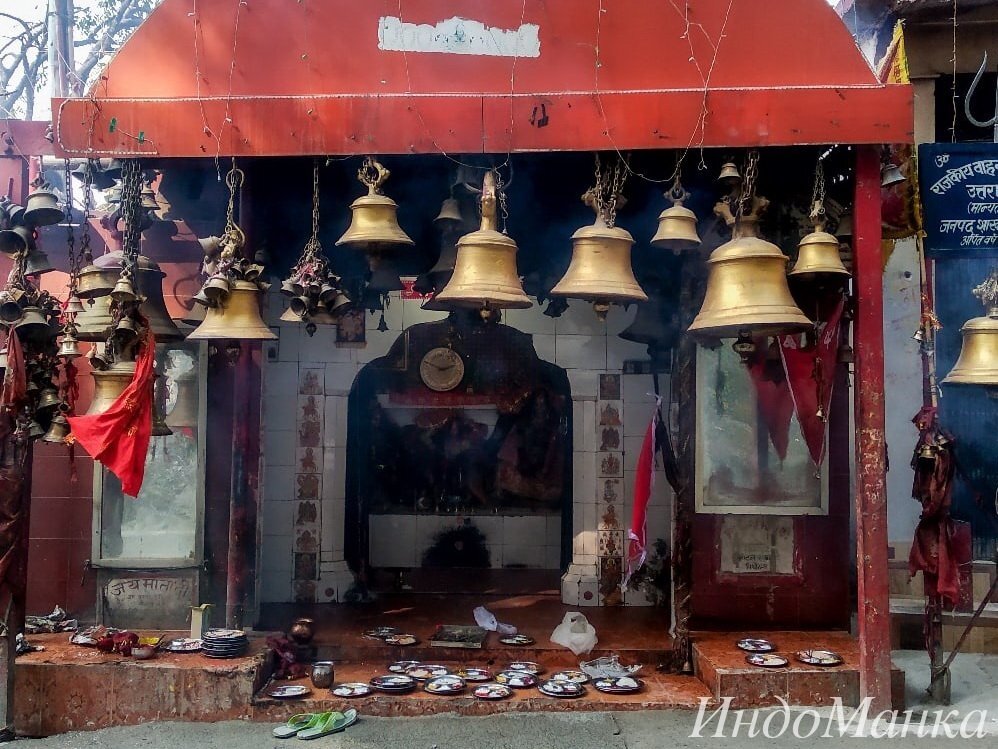 Вот такой небольшой храм встретился нам прямо на дороге. Фото автора.