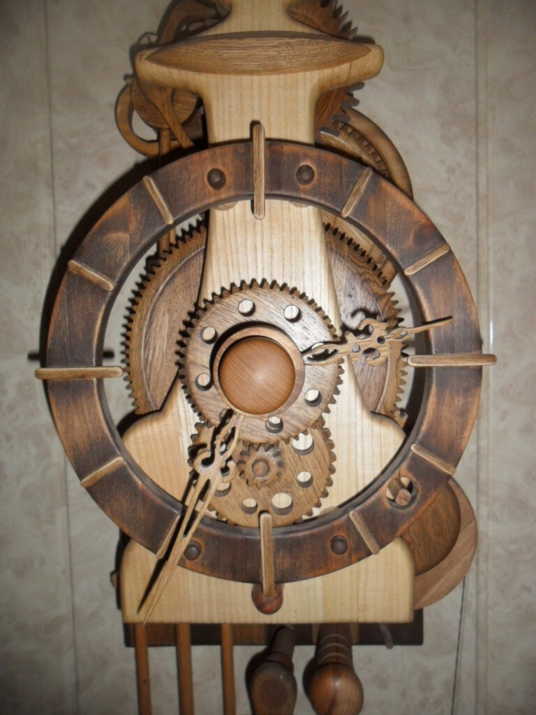 Часы из дерева в шахматном стиле.