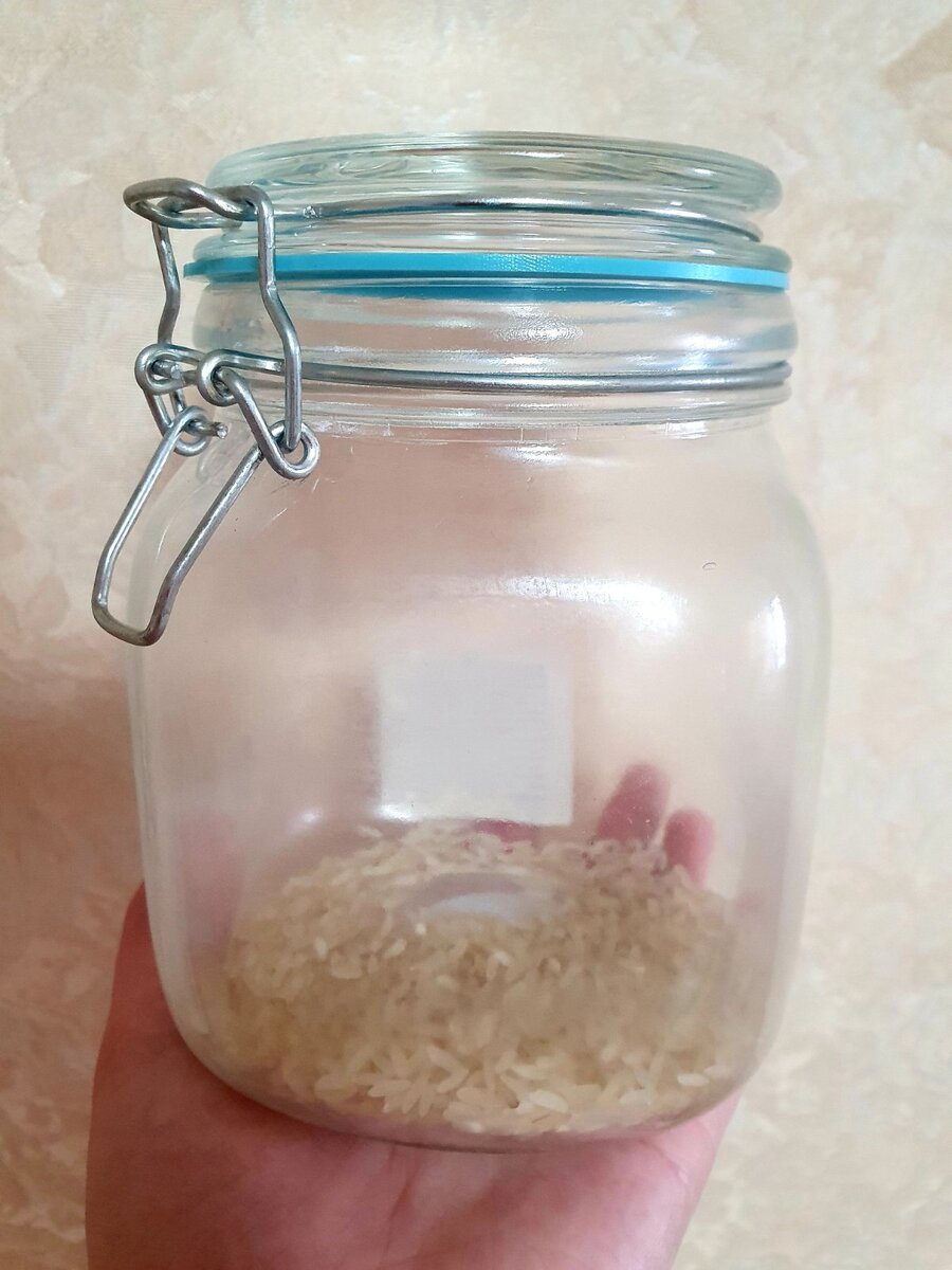 Фото автора. Остатки риса. Когда-то эта банка была полная...