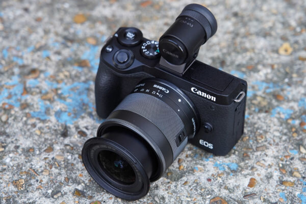 Canon EOS M6 Mark II с установленным электронным видоискателем Canon EVF-DFC2