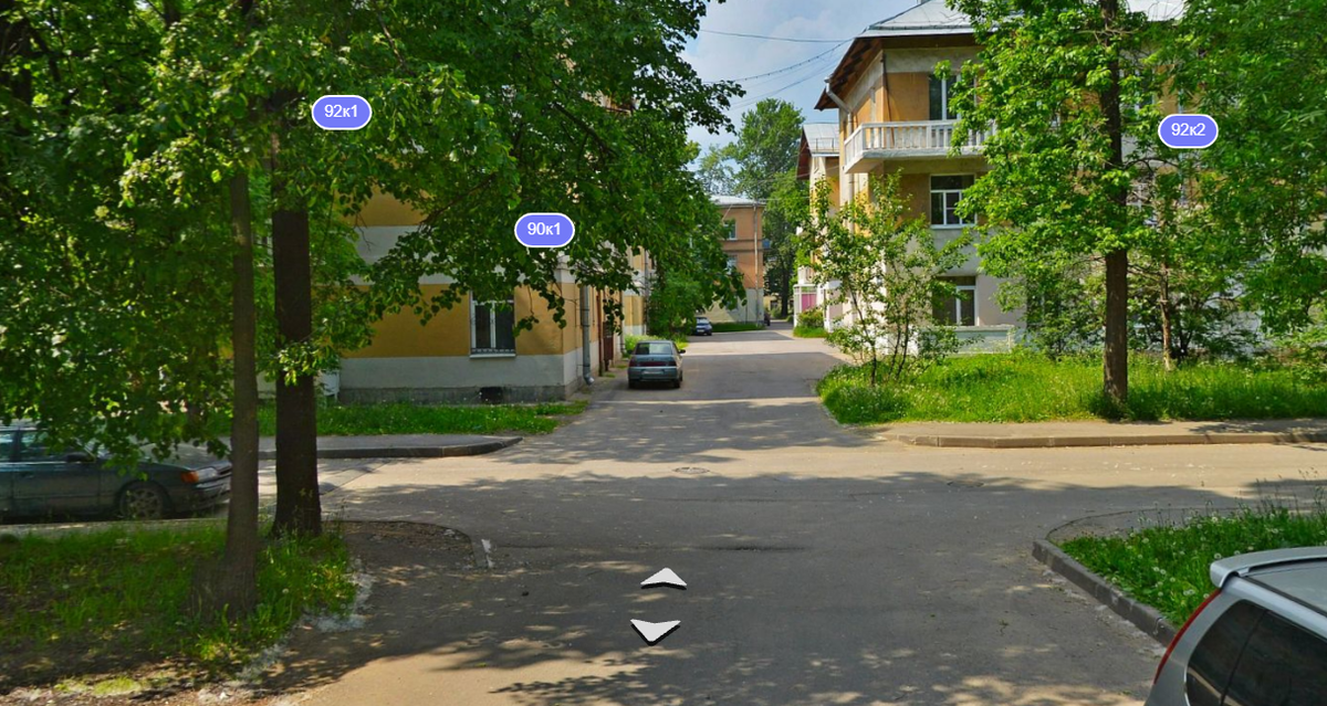 Старый квартал с трехэтажными домами в Санкт-Петербурге