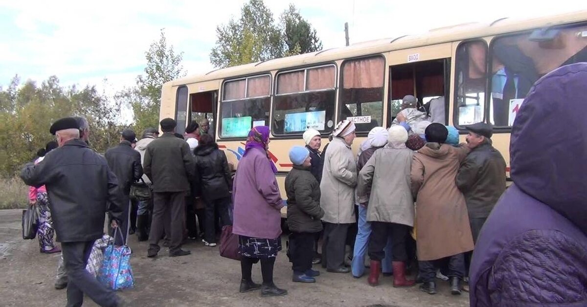 Лапает и трется об девушку в автобусе: video Yandex'te bulundu