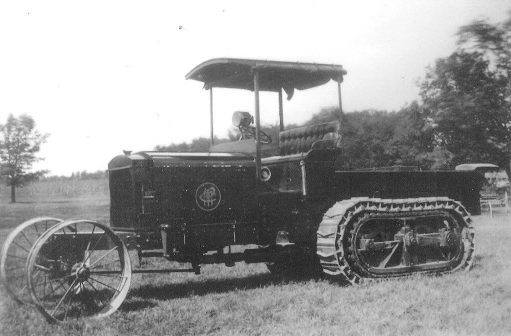Полугусеничный грузовик  "Аллис-Чалмерс"  довольно необычной конструкции.