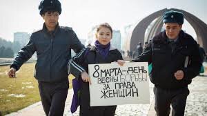 Разгон митинга на восьмое марта в Бишкеке. Проблема в том, что Киргизия - хоть номинально и светская страна, но там очень сильно влияние ислама, нередко в самых консервативных, мракобесных трактовках