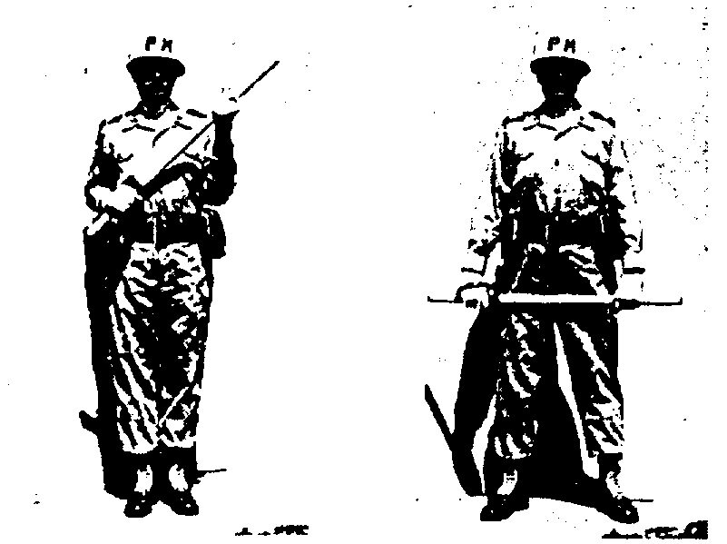 Слева: на грудь - это положение, которое полицейский, вооруженный дубинкой, обычно использует при переходе в бой.                                                                                                              Справа: положение отдыха, используется, когда отряд сталкивается с потенциально агрессивной толпой, которая еще не предпринимает активных действий.