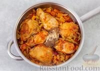 Курица, тушенная с тыквой и изюмом, в пряном томатном соусе