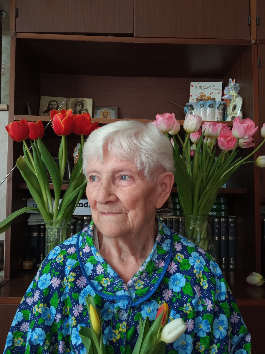 маме 86 и , как всегда много тюльпанов