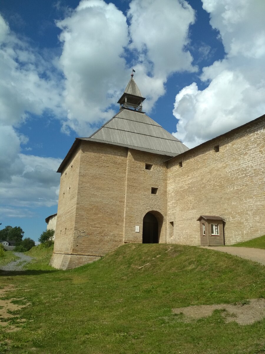 Старая крепость. Там тоже могли быть попаданцы... Мое фото.