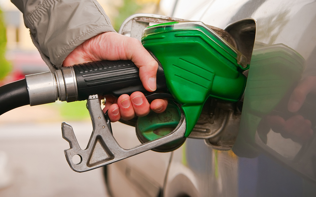 Заправка автомобиля топливом 