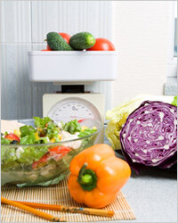 Со стороны может показаться, что Дева двойственна и непостоянна: сначала она ест все, не обращая внимания на состав и качество продуктов, потом начинает привередничать, относиться к еде как к досадной необходимости, внимательно читать состав на этикетках и искать какие-то особые продукты. Такое поведение вовсе не признак двуличия – это свидетельство постоянного поиска идеала и способа его достижения. Если Дева вдруг начинает питаться неправильно, она поступает осознанно, искренне веря, что эта методика пойдет на пользу. Здесь доверчивых Дев может подстерегать опасность: методик питания много, и все они обещают похудение, омоложение и прочие приятные бонусы. Прежде чем следовать диете или перестраивать свой рацион, необходимо изучить основы диетологии, посоветоваться со знающими людьми и внимательно прислушаться к потребностям своего тела. Для Дев это особенно актуально, так как желудок и кишечник – их слабые места, и любое изменение в питании они переносят тяжело.