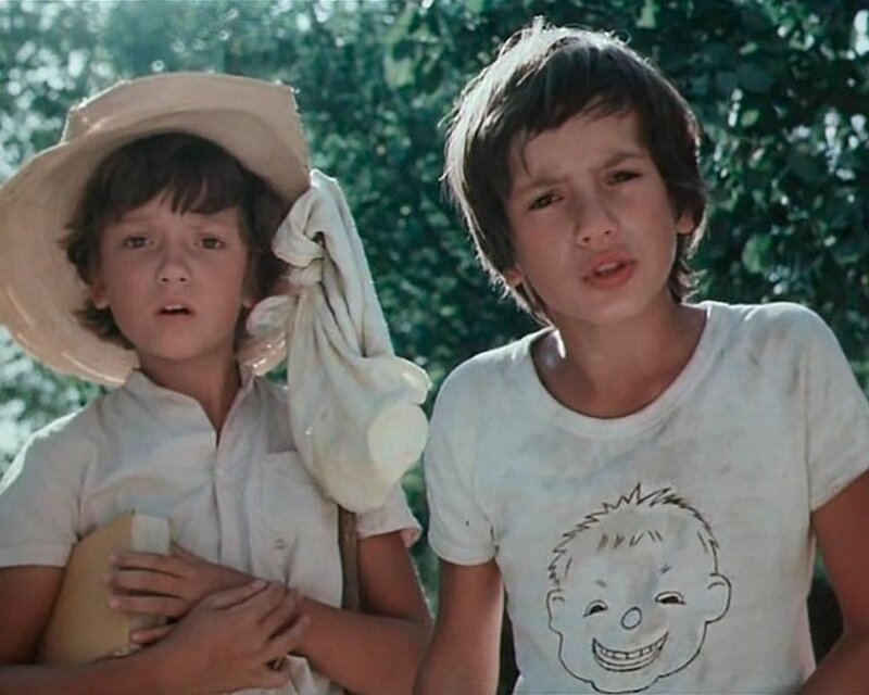 Замечу - Петров ходит с книгой. Скриншот. Источник - YouTube.