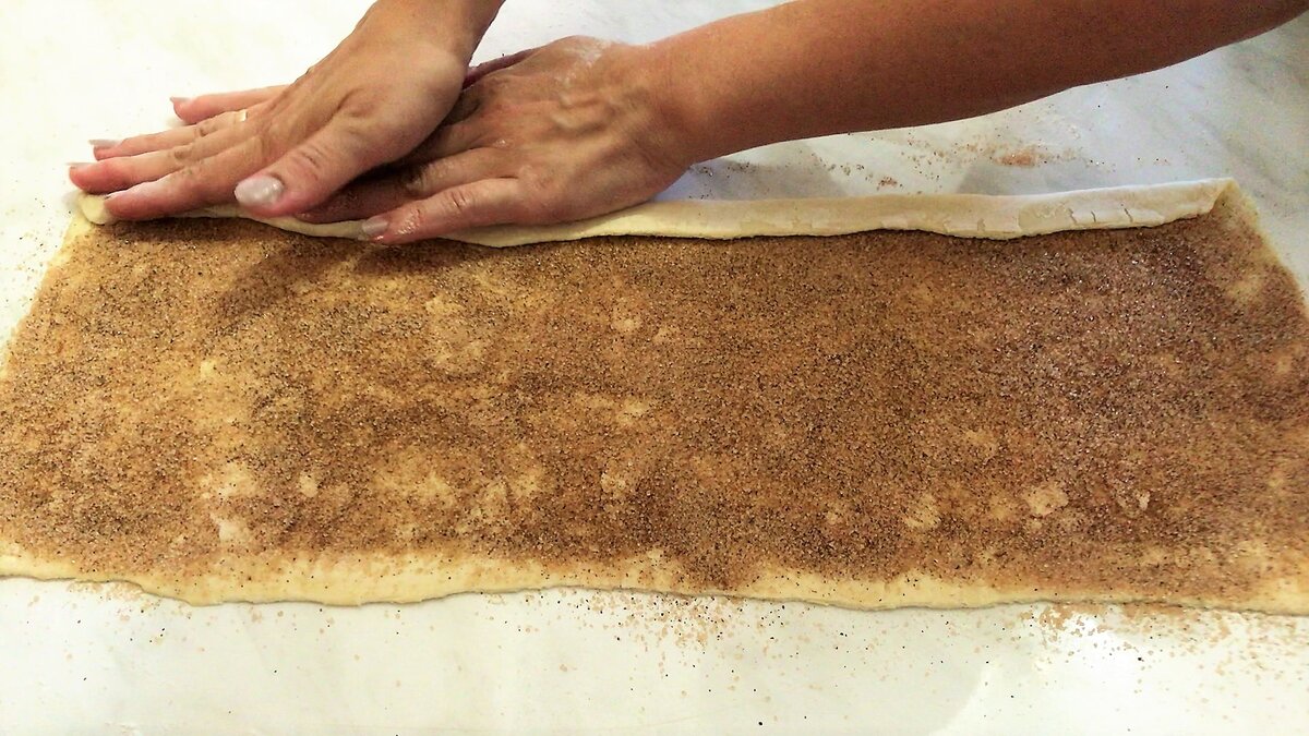 Сладкие печеньки с корицей из слоёного теста.