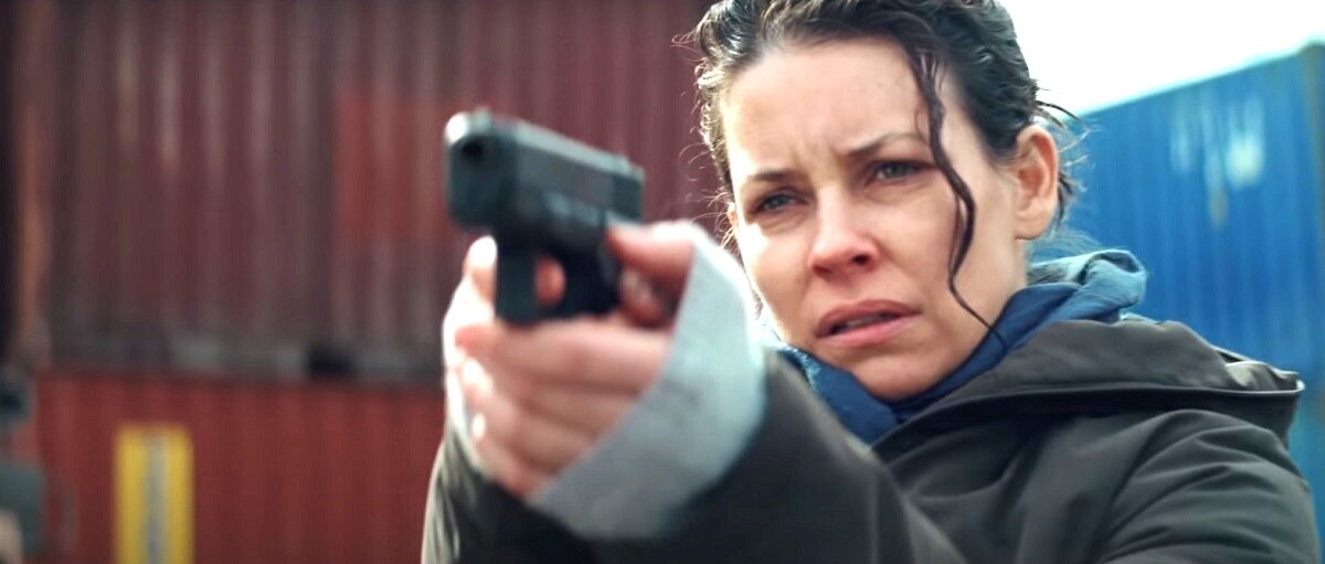 Не волнуйтесь из-за внезапно не фотогеничного личика Эванджелин Лили - это её "помяли" для роли бывшей наркоманки, не более. 