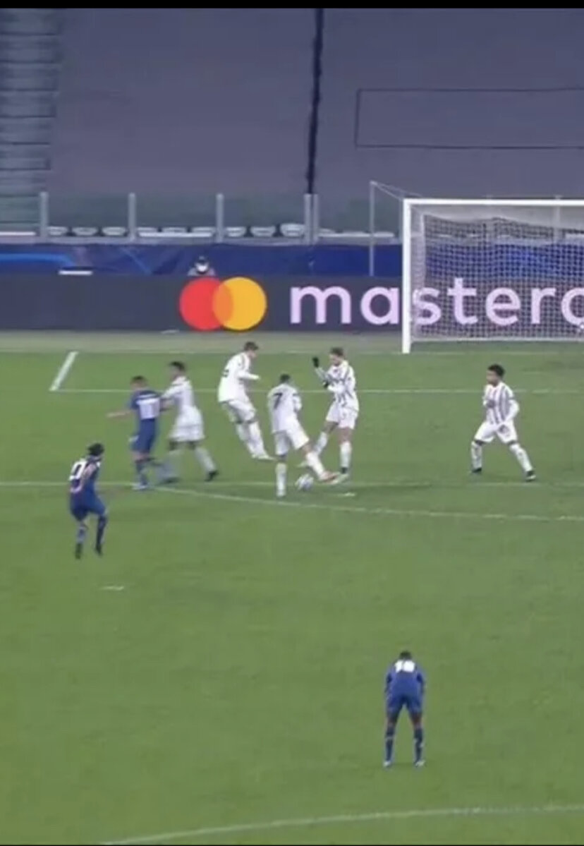 «Мы наконец узнали о чем-то, что Роналду не в состоянии делать – неподвижно стоять в стенке.

«Юве» опять забил. 4:4, и у «Порту» преимущество по голам на выезде. Сумасшедшая игра»

Роналду отвернулся в стенке при голе «Порту» со штрафного. Мяч прошел у него между ног. Этот гол решил исход двухматчевого противостояния в пользу португальской команды.

