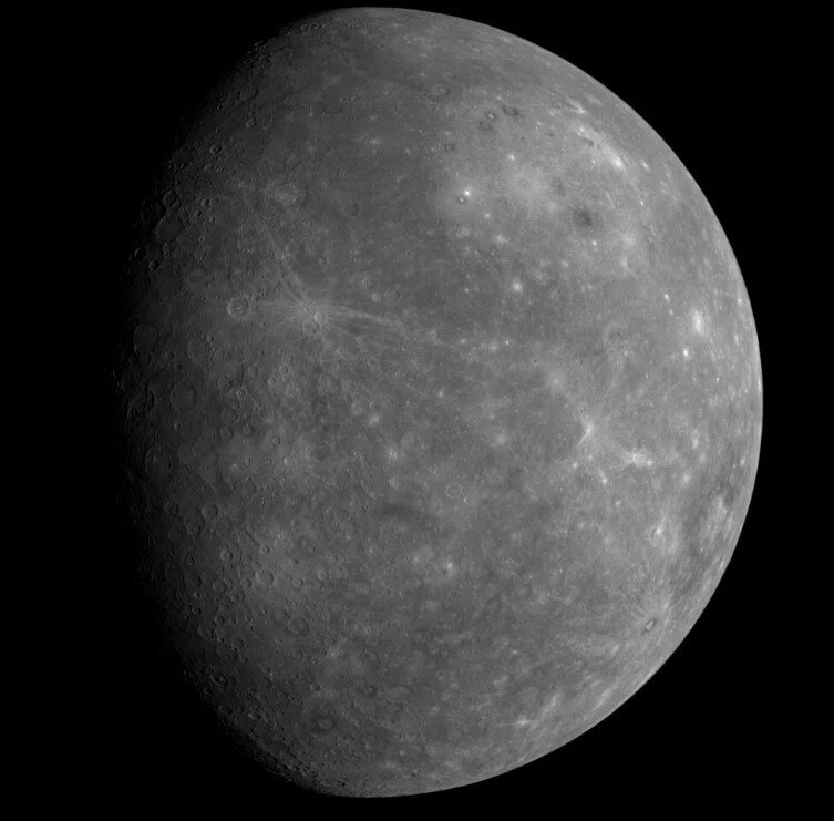 Снимок Меркурия, полученный межпланетной станцией MESSENGER (от англ. MErcury Surface, Space ENvironment, GEochemistry and Ranging; Поверхность, окружение, геохимия и дальнометрия Меркурия).