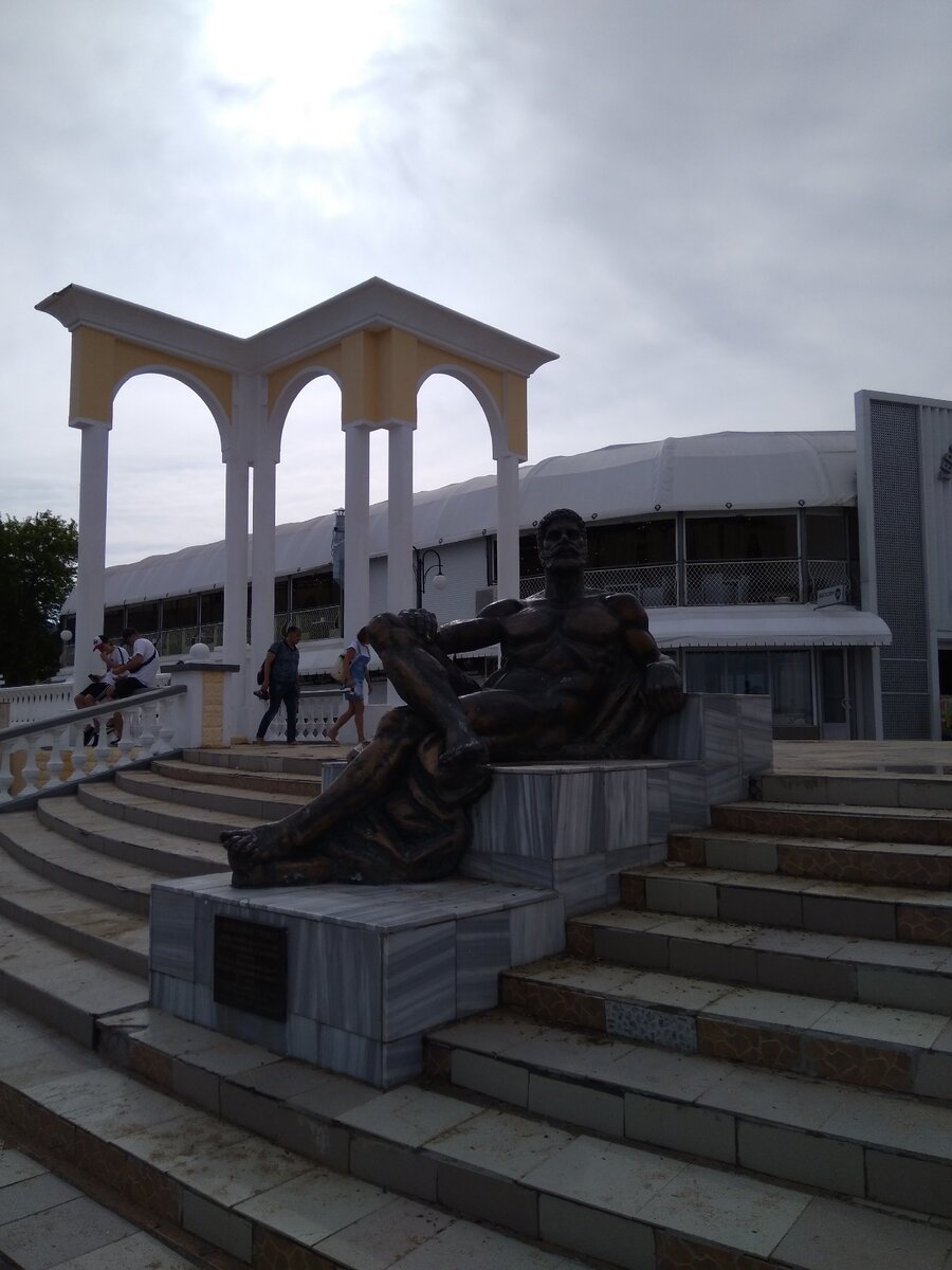 Городской пляж. Красавец Геракл. 