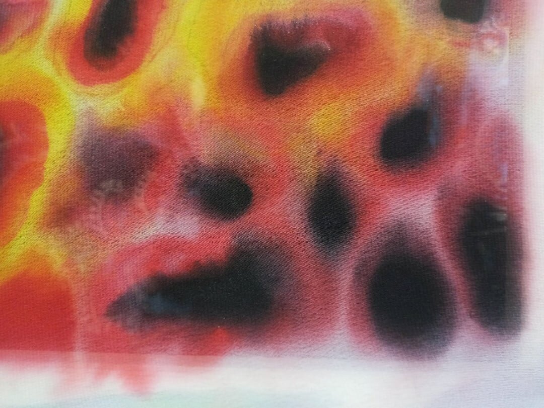 Фото автора. Тяглова Н. Учебная работа в технике свободная роспись по тканям с водкой. Этот кусочек работы получился правильно, переливы здесь мягкие.