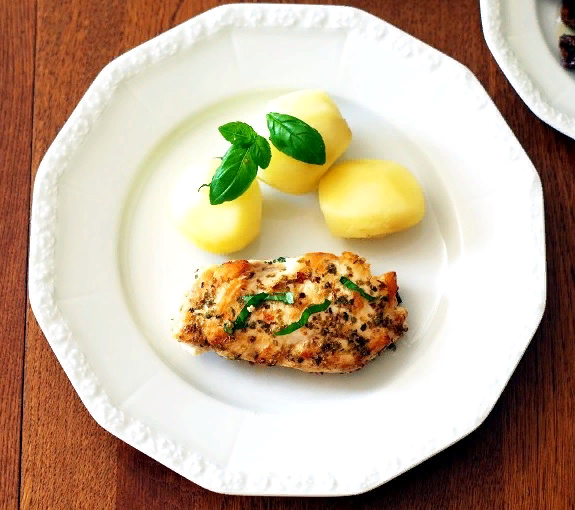 Курица, фаршированная блинами и грибами: пошаговый рецепт - Лайфхакер