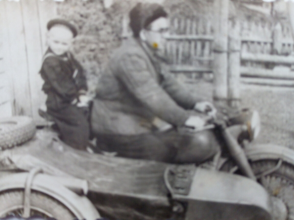 Маленький мальчик на большом мотоцикле «Ирбит»