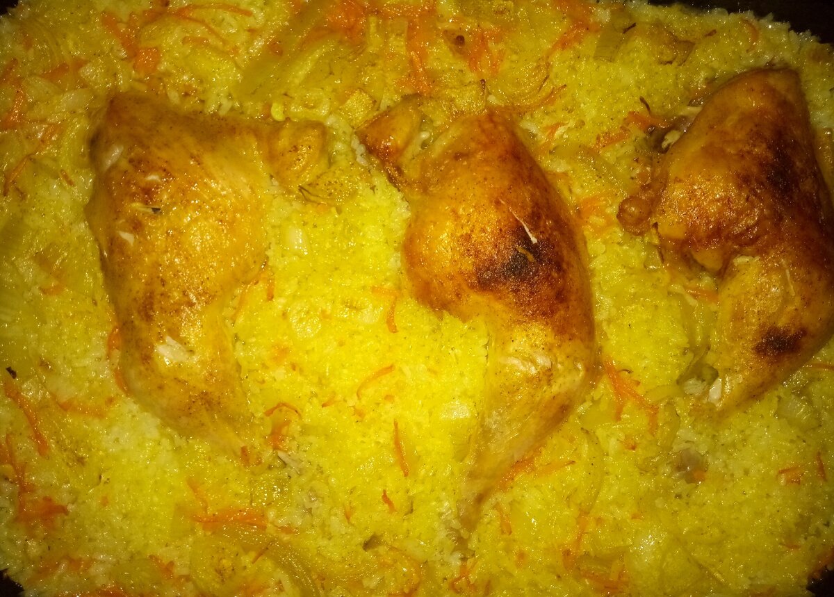 Золотистый рис плюс румяная курица - и мясо, и гарнир в одном флаконе