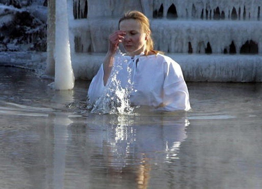 Купание в проруби на Водосвет.