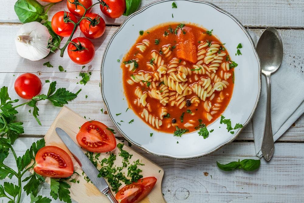 Домашний томатный суп Этот простой рецепт позволит приготовить вкусный томатный суп для всей семьи. Мы рекомендуем вам использовать наш рецепт при приготовлении семейного обеда. Это точно не обманет ожиданий ваших близких во время воскресного обеда.