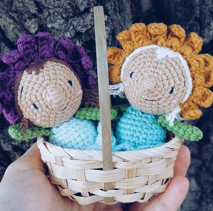 Кукла букет крючком. Кукла цветок амигуруми. Цветочная кукла вязаная. Кукла амигуруми бриджитт. Вязаные куклы цветы.