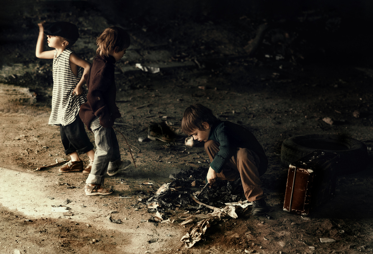 Здравствуйте, я бы хотел поделится своим мнением об  "отбросах общества". Что мы подразумеваем под этим? Наркоманов? Алкашей? Маньяков? Кого еще? Откуда они берутся?
Начинается все из детства. Я вас уверяю, если бы их родители уделяли бы им хотя бы 5 минут внимания, любви, ласки, заботы, у нас бы не было никаких "отбросов общества". МЫ РОЖДЕНЫ ДЛЯ ЛЮБВИ. И когда нам не хватает этого прекрасного чистого чувства, мы начинаем заполнять его обидой, злобой и, в конце концов, ненавистью, из этого всего вытекающей. Ведь если бы родители заботились о своих детях должным образом, то есть большее времени уделяли им, а не своим потребностям, прикрываясь тем, что все это они делают для счастья своих детей, и даже не задумываются, что счастье состоит не в том, сколько вы денег заработаете, а потом за эти деньги будете покупать расположение своего ребенка. Вы ведь понимаете, кем будет ваш ребёнок, и что он будет ценить превыше всего — вас или ваши деньги? Я думаю, второе.
В наше время очень много ненужной информации, которая сбивает с толку наших детей и может привести к негативным последствиям, вплоть до суицида. И если рядом не окажется любящего человека, который сможет объяснить, что есть хорошо, а что есть плохо, беде не миновать.
Оглянитесь и вы увидите, куда все это ведёт. Везде пропаганда насилия, жестокости, неверности, "свободных" пастельных отношений между людьми. И все это почти на каждом канале телевизора, в интернете, в новостях и т.д  И как рассуждают дети: если больше лайков, значит это правильно и модно.

Уделяйте вашему ребёнку больше времени! Они наша ценность, а не ваша работа или карьерный рост. Все это уйдёт, а отношения между вами и вашим ребёнком могут быть потеряны навсегда!
