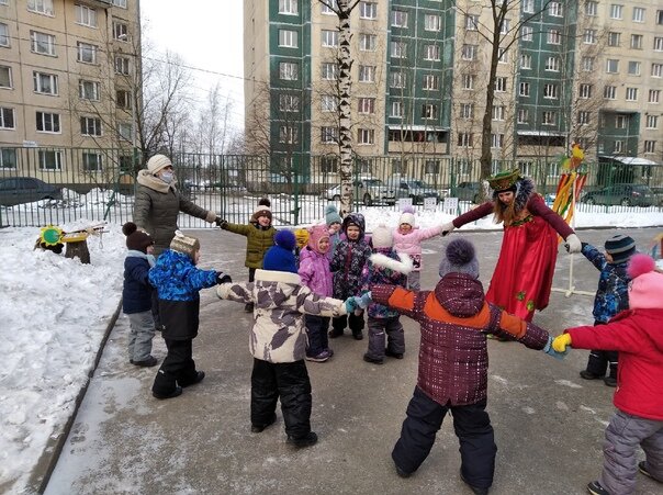 Масленица в детском саду. Мы в коричнево- оранжевой куртке. Очень даже активен с детками.