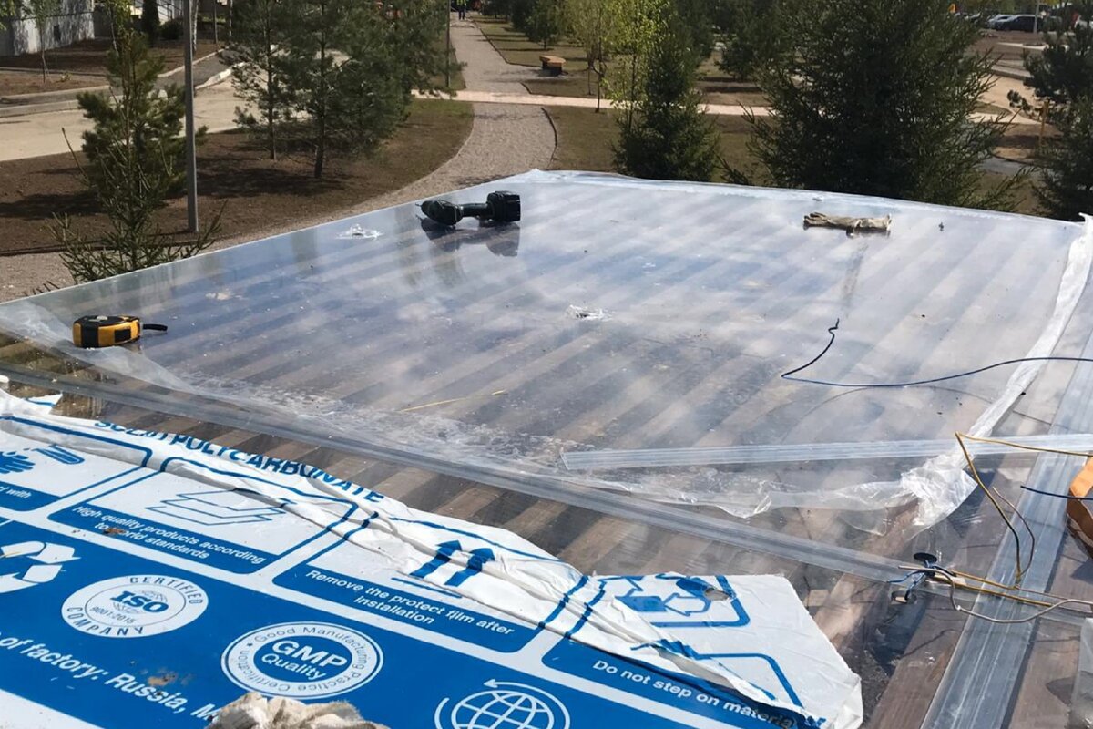 Беседка с покрытием из монолитного поликарбоната — тоже весьма плохой вариант, монолитный поликарбонат очень сильно расширяется под действием солнца. От нагрева его сильно коробит