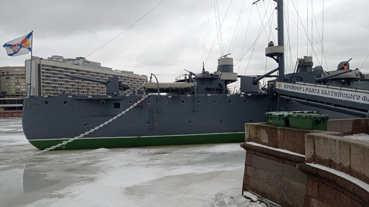 Аврора еще скована льдами.