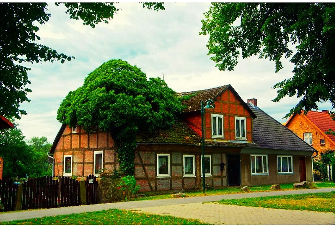 Жизнь в германий. Немецкая деревня ФРГ. Сельская местность в Германии. Немецкий деревенский дом. Деревня в Прибалтике.