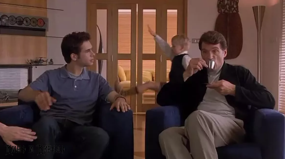 Мальчик на заднем плане пародирует фюрера "Евротур"