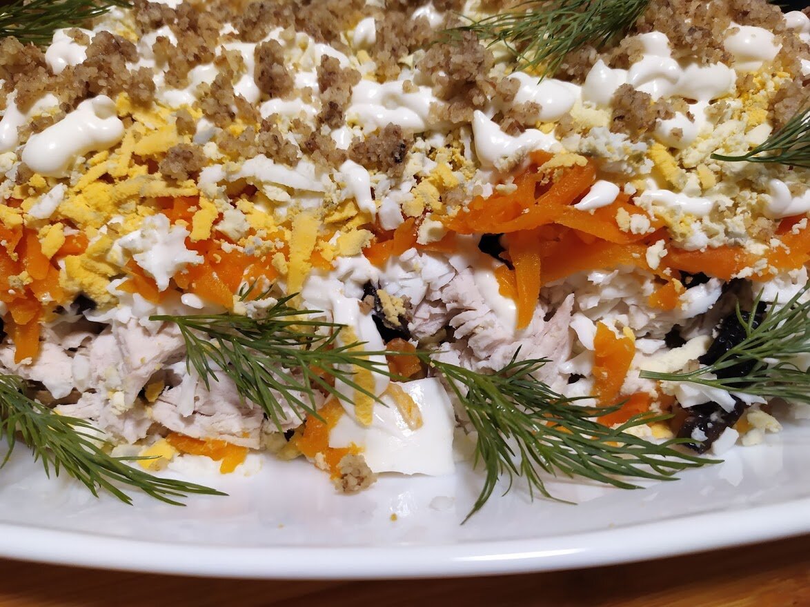 Салат с курицей, черносливом и грибами - рецепт с фотографиями - Patee. Рецепты