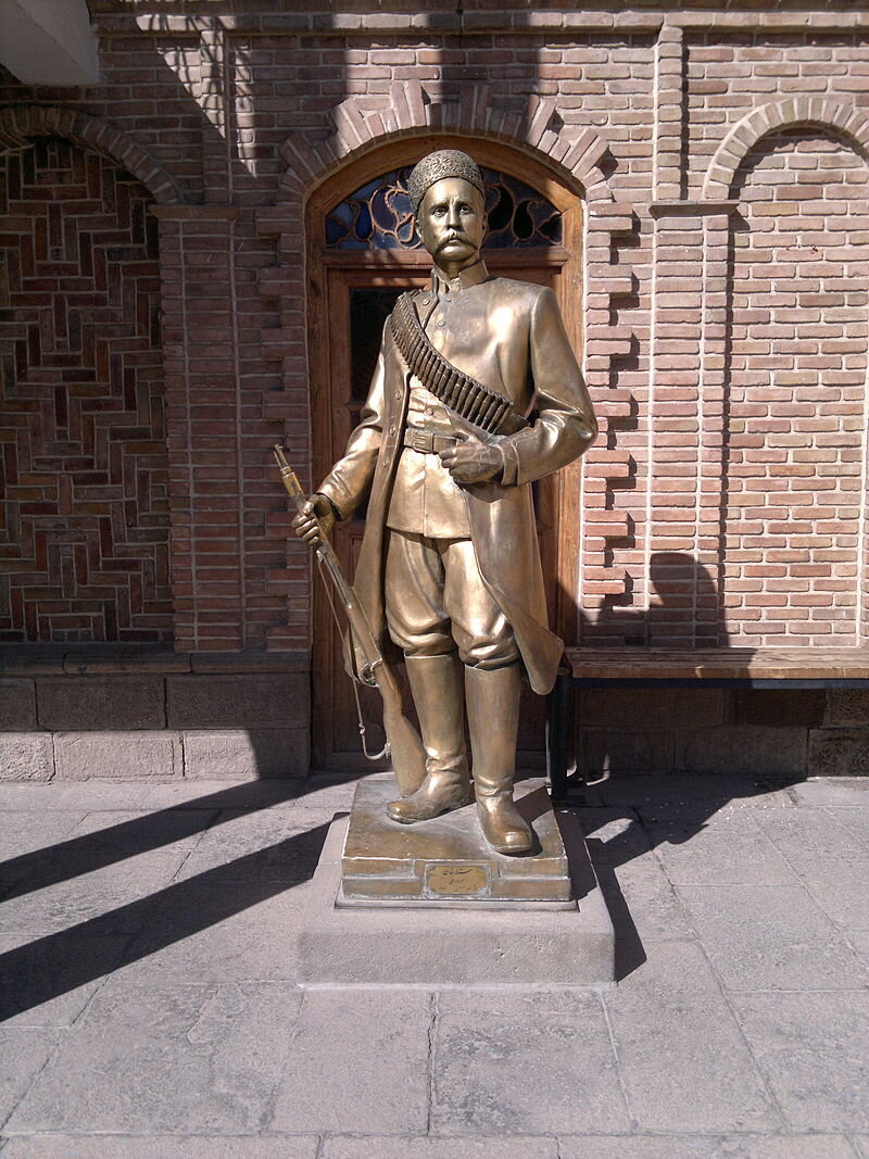 Памятник Саттархану в Тебризе (Иран)
