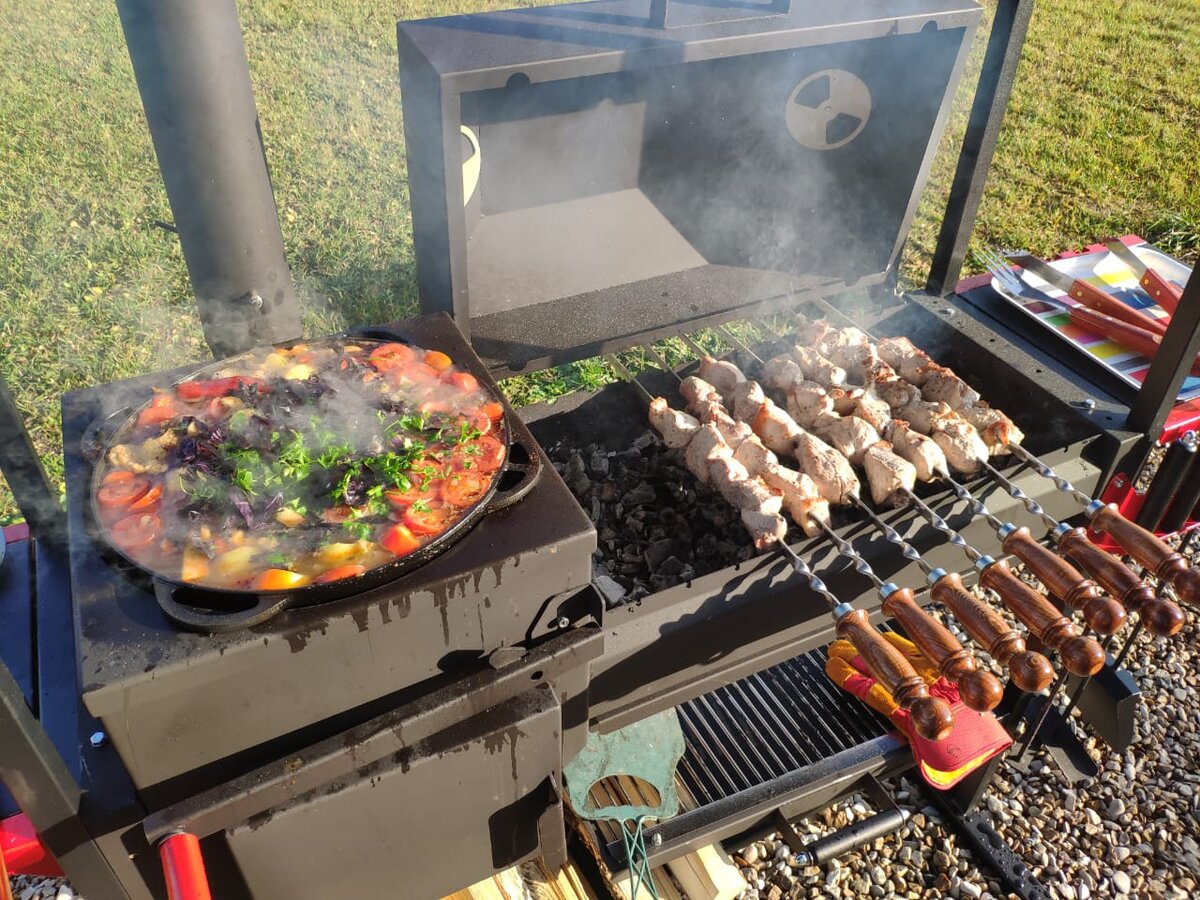 Готовим шашлык на шампурах под крышкой гриль и одновременно жаркое в чугунном казане