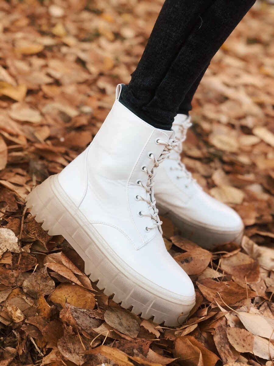 До Екатеринбурга дошли за 12 дней,упакованы в вакуумный пакет и в мешочки,без брака,все ровно прошито,хорошо работает замок,стопа у меня 24,3 см взяла размер 8 это 24,5 см 
продавец помог подобрать размер,так же в подарок положил тёплые стельки,с носком можно одеть и зимой,очень удобно,круто смотрятся как с платьем,юбкой так и с джинсами ,такие же есть в Bershka и Zara но дороже,очень мягкая искусственная кожа,выглядит как настоящая
 
http://alii.pub/5mutfq