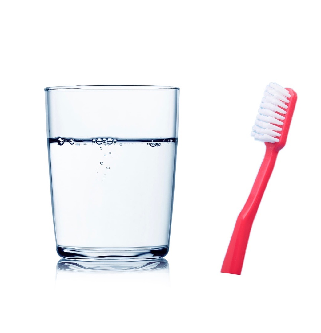 опускаем щетку на 5 минут в теплую воду