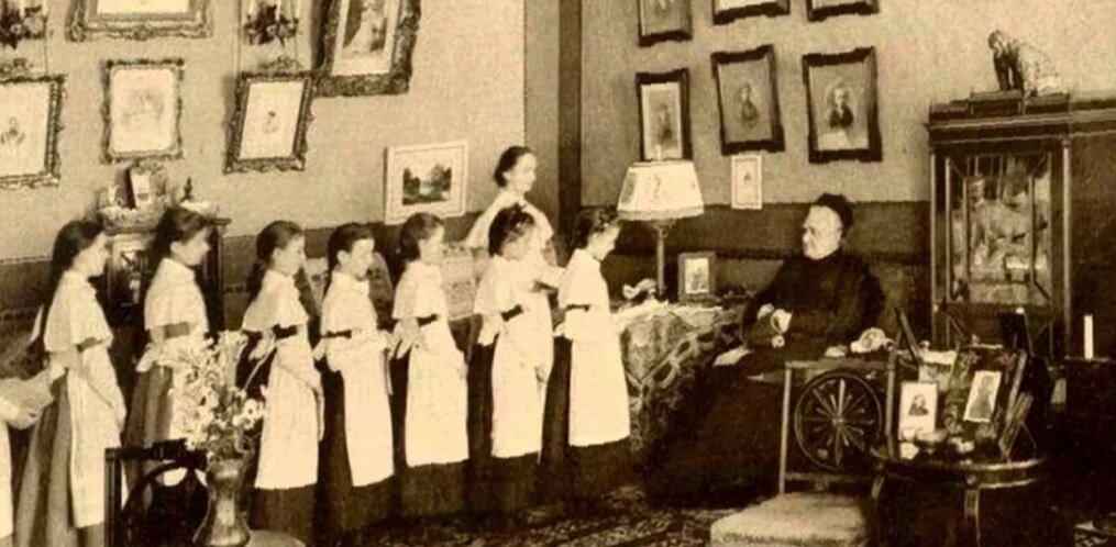 Воспитанницы Смольного института на встрече с начальницей