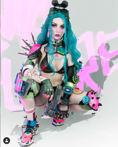 Изображения со странички https://www.instagram.com/roga_na_noge/