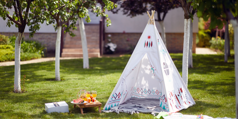 Вариант установки вигвама на улице перед домом в тёплое время года