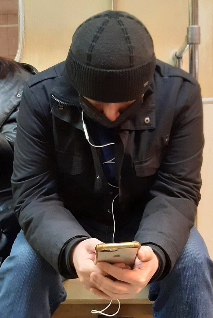 Вся жизнь в телефоне. А рядом, между прочим, сидит очень симпатичная девушка. Фото из личного архива
