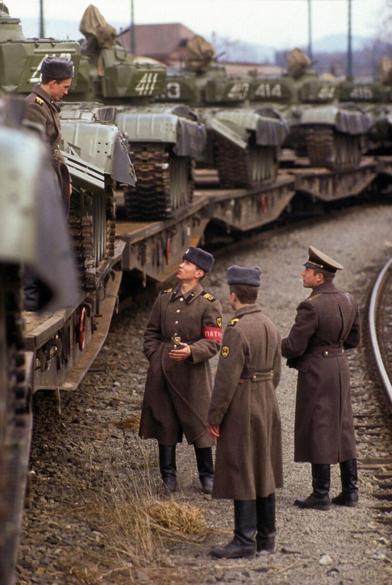 Вывели войска. Вывод советских войск из Чехословакии 1990. Вывод советских войск из Германии 1990. Вывод войск из Германии 1994. ЗГВ Германия.